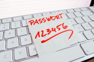 Notiz auf Computer Tastatur: Passwort 123456