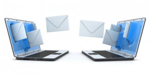Austausch von E-Mails (Bild: Vladislav Kochelaevs/Fotolia.com)