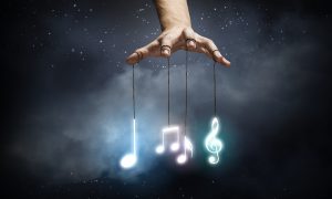 Die Experten-Jury wählt die Top 5 Beiträge des GMX Cover Song Contests aus. © Shutterstock