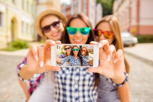 Selfies gehören zu den am meisten in die Cloud hochgeladenen Motive. (c) shutterstock